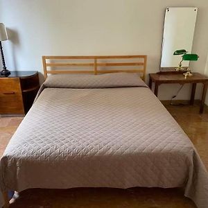 Zimmer mit Kingsize-Bett